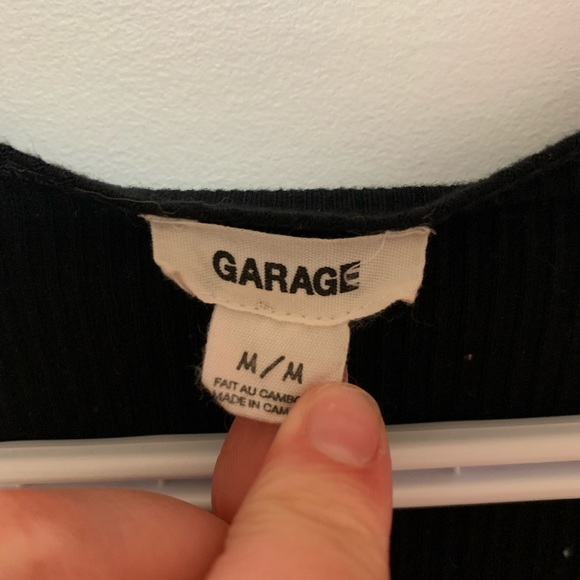 garage size medium ,black cross over front with tie - Picture 3 of 3
